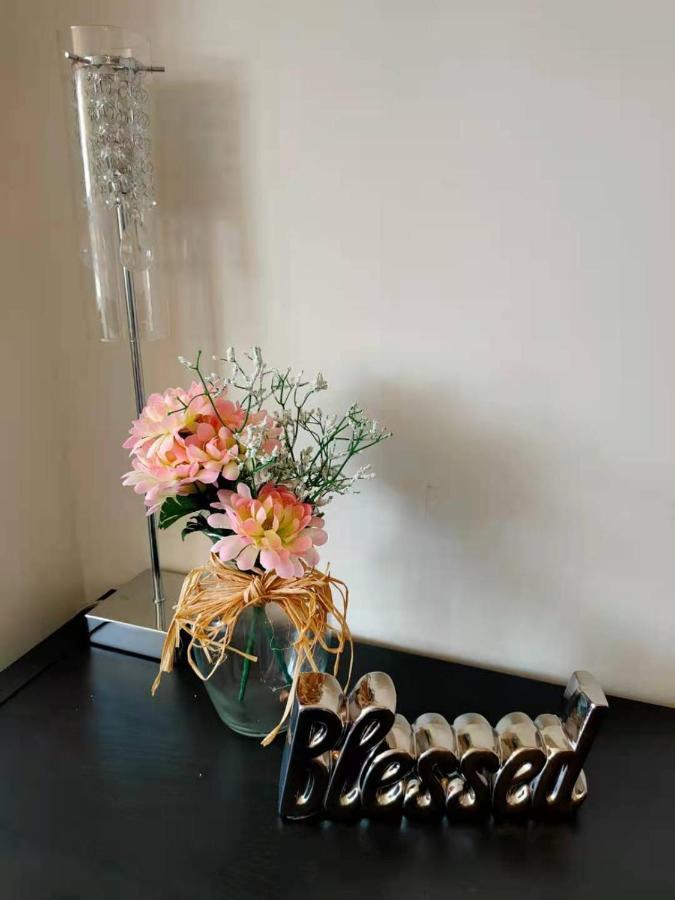 ויקטוריה Waterfalls Hotel - Suite In Falls Downtown With Pool מראה חיצוני תמונה