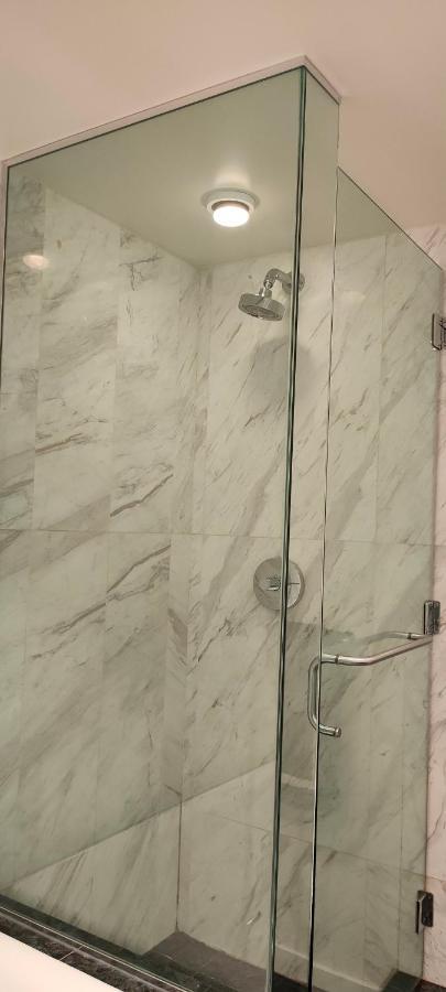 ויקטוריה Waterfalls Hotel - Suite In Falls Downtown With Pool מראה חיצוני תמונה